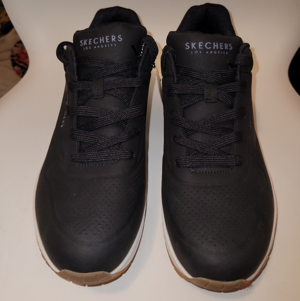 STAND ON AIR UNO SNEAKERS
Size 10